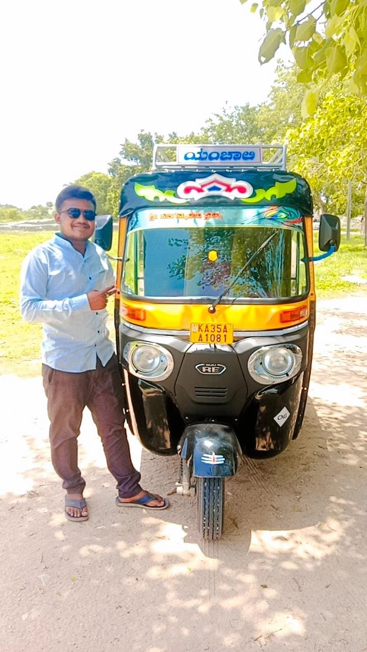 Rakesh Hampi auto guide with tourists at ruins